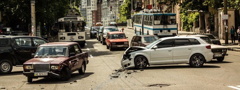 ДТП в центре Днепра: беременной стало плохо за рулем