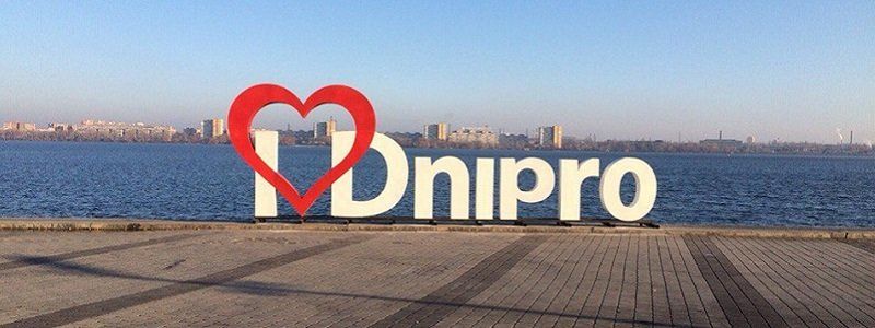 Популярный певец прокатился по набережной Днепра на велосипеде