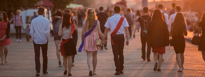 Как выпускники отметили Последний звонок в центре Днепра: ищите себя на фотографиях