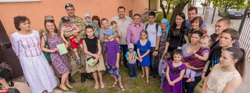 Борис Филатов вручил семьям бойцов АТО и семье погибшего патрульного Артема Кутушева ключи от новых квартир