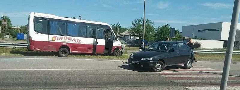 В Подгородном маршрутка с пассажирами въехала в ВАЗ