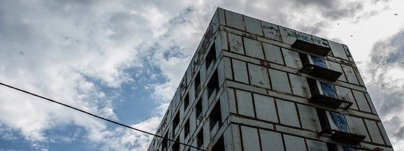 Неразделенная любовь: на Тополе подросток хотел прыгнуть с 9 этажа