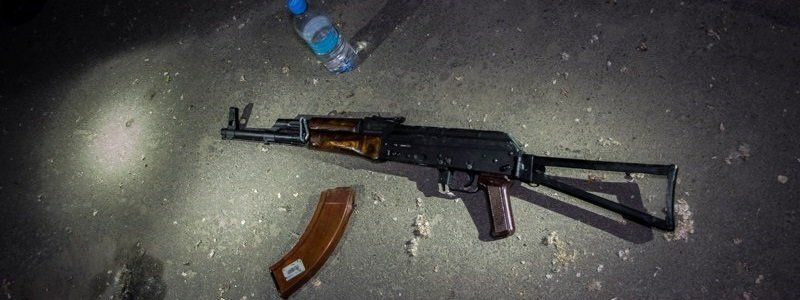 Вышел попить пиво с "Калашниковым": полиция задержала мужчину с автоматом на улице