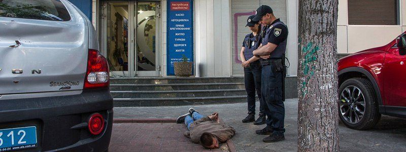 На Воскресенской пьяный хотел ограбить Альфа-банк и разгромил страховую компанию