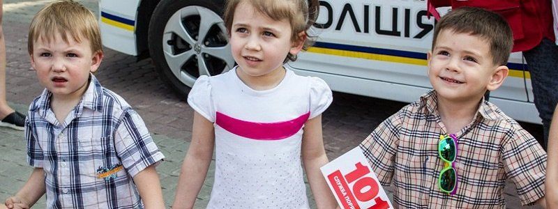 "Круг защиты": полиция и спасатели устроили флешмоб ко Дню защиты детей
