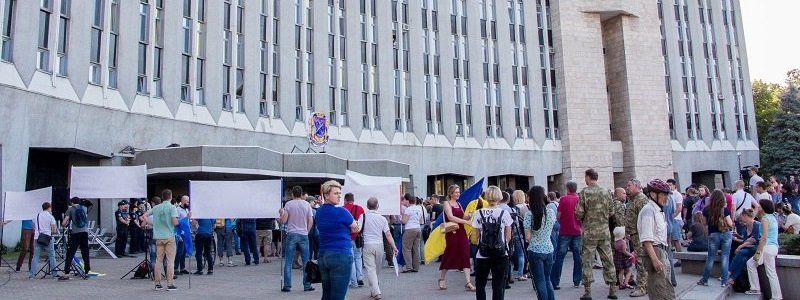 "Ганьба" и "Зрада": под мэрией Днепра прошел массовый митинг