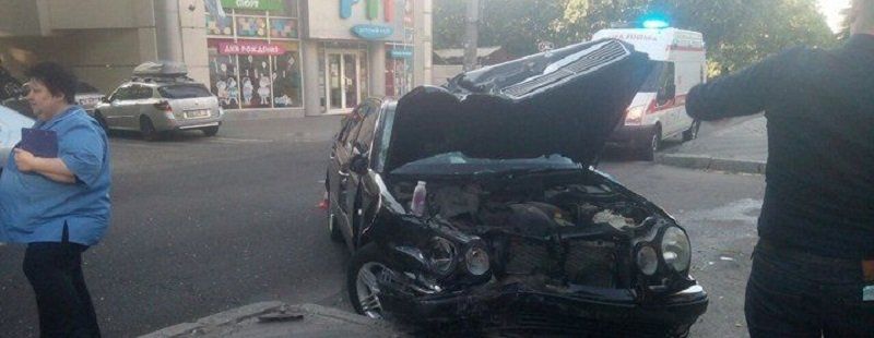 ДТП на Гагарина возле ДИИТа: дорогу не поделили Toyota и Mercedes