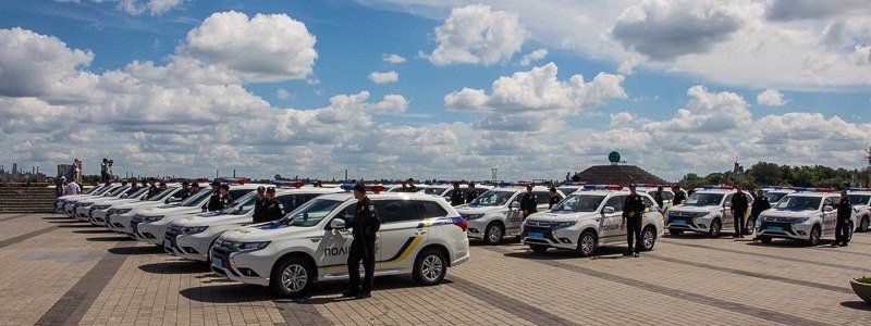 На Фестивальном причале Аваков вручил полиции новые Mitsubishi
