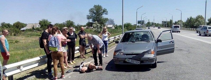 Попытка суицида на Передовой: мужчина прыгнул под колеса авто