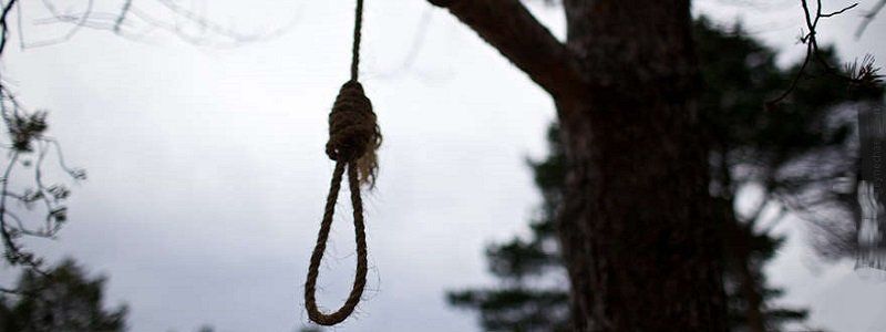 В Соборном районе Днепра женщина повесилась на дереве