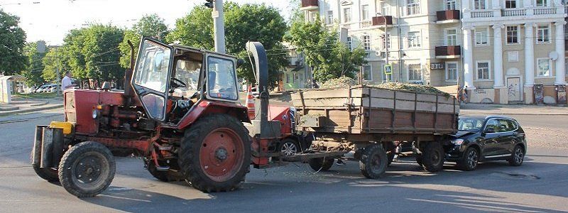 В центре Днепра BMW X3 влетел в зад трактору