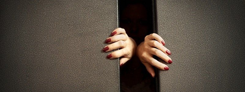 Застрял в лифте - остался без телефона: в Днепре появилась новая схема развода