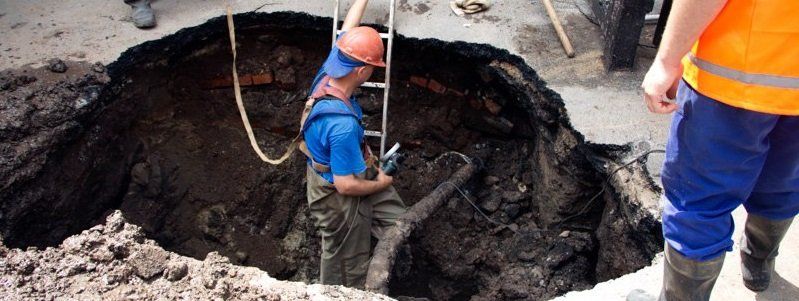 Возле горсовета прорвало трубу: провалился асфальт