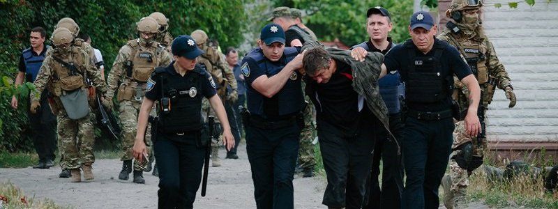 Полиция, спецназ и спасатели: в Днепре мужчина с гранатой устроил разборки с бывшей женой