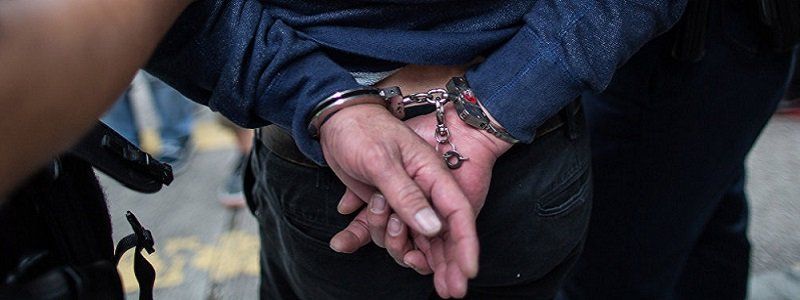 Лицом в капот: в Днепре на крупной взятке задержали майора полиции