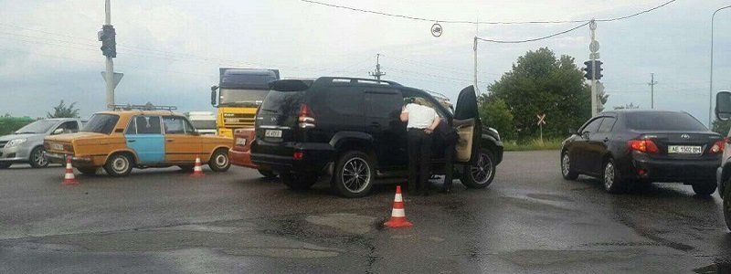 В районе аэропорта столкнулись Toyota и Chevrolet: видео момента аварии