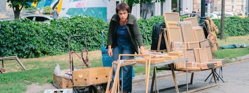 "Час на сборы": продавцов сувениров выгоняют с "аллеи художников" и угрожают штрафами