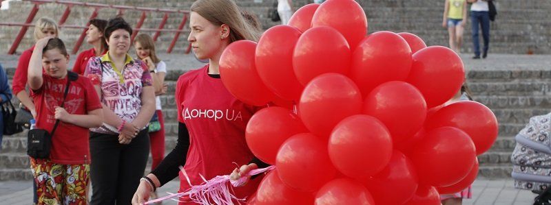 На Фестивальном причале прошел флешмоб ко Всемирному дню донора