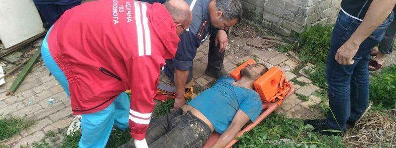 В Днепре мужчину привалило землей в заброшенном подвале