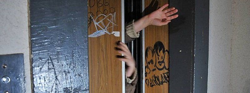 В Днепре лифт едва не разорвал мужчину пополам: подробности происшествия