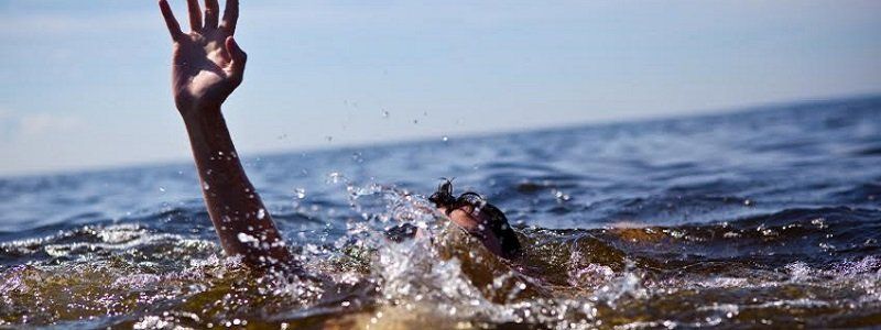 В Днепре студент ДНУ покалечился при прыжке в воду: парень в реанимации