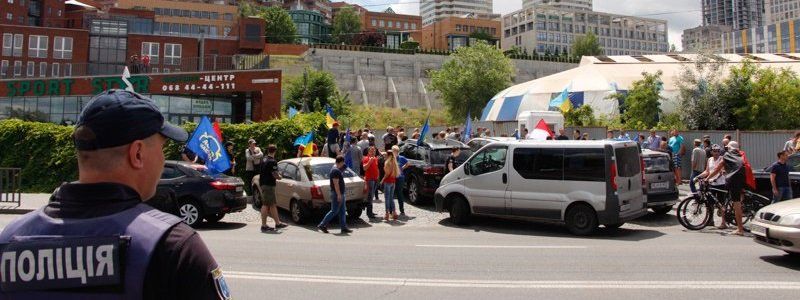"Боря, выходи": автомайдановцы со всей Украины приехали к дому Филатова