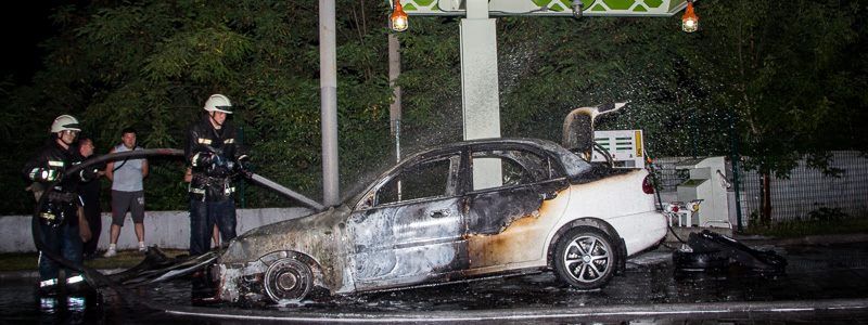 Восстановлению не подлежит: на заправке ОККО дотла сгорел Daewoo Lanos