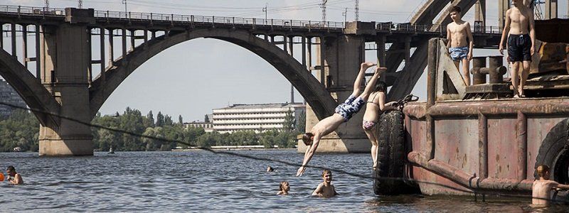 Плавучий кран и горы песка: что происходит на Монастырском острове
