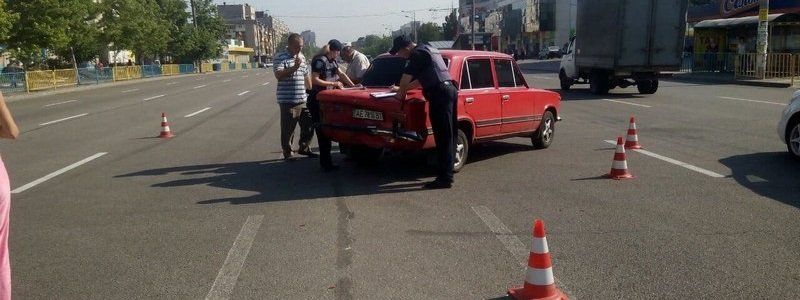 На Слобожанском проспекте Toyota "догнала" ВАЗ
