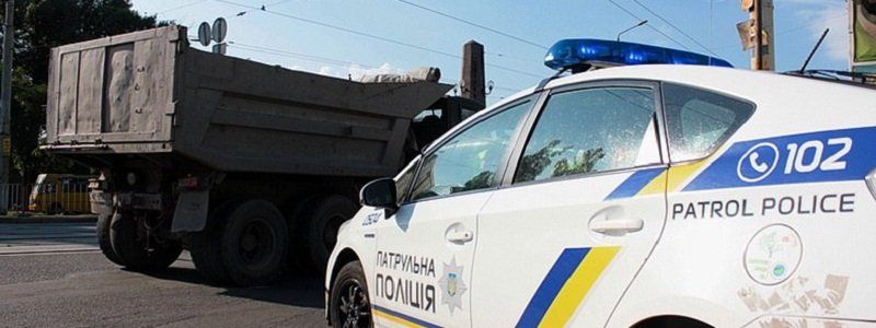 ДТП на Старом мосту: КАМАЗ въехал в Mazda, образовалась пробка