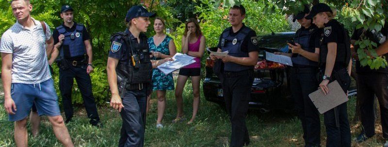 В Днепре мужчина спустил собаку на патрульных: есть пострадавшие