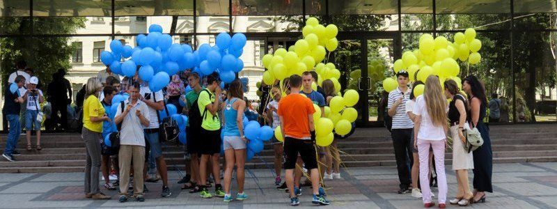 Шары в небо: возле ДнепрОГА прошел флешмоб в честь Дня Конституции Украины