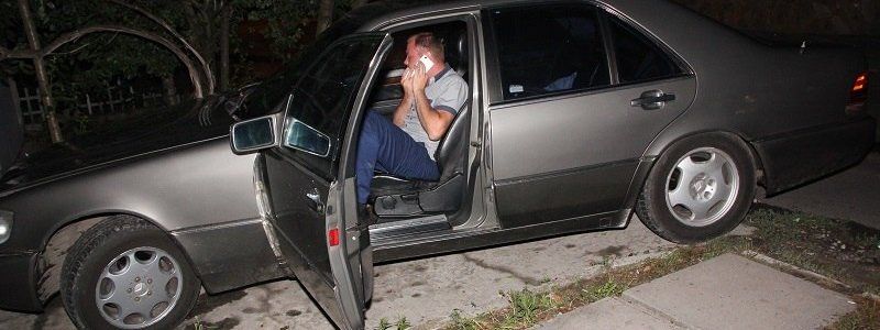 Погоня и разбитое зеркало полицейского авто: водителя задержали при сопротивлении