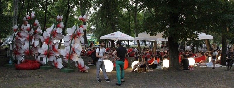 В парке Глобы под открытым небом показали фильм "Завтрак у Тиффани"