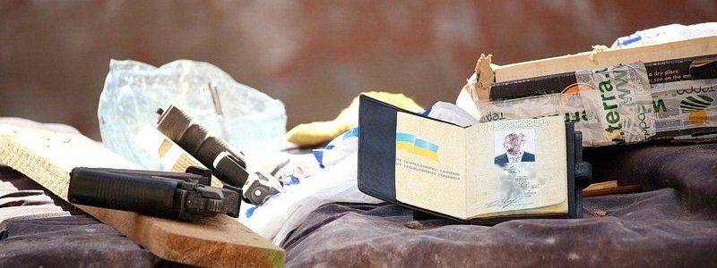 Три пистолета, граната и паспорт: в центре Днепра на стройке рабочие нашли оружие