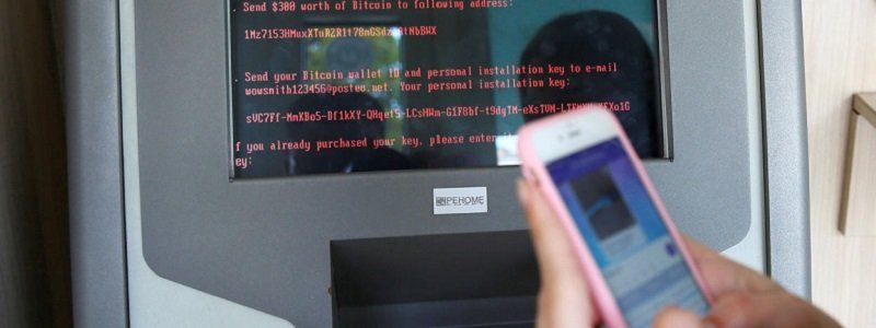 Последствия хакерской атаки: украинцам рекомендуют проверить банковские счета