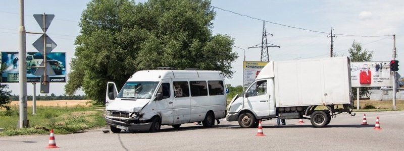 ДТП на Аэропортовской: ГАЗель ударила маршрутку с пассажирами