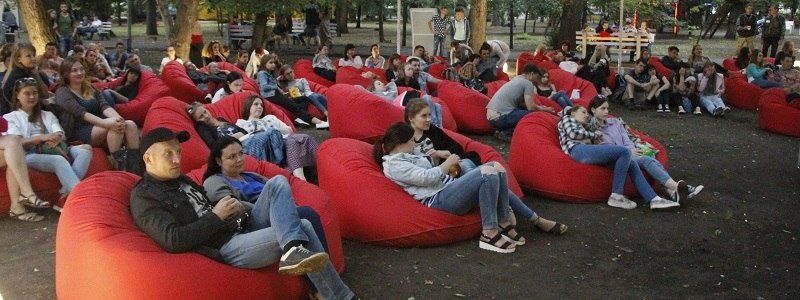 "Кейт и Лео" под открытым небом: в парке Глобы прошел очередной киносеанс