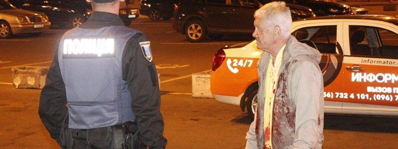 Кровавое утро в Днепре: возле ж/д вокзала мужчину ударили ножом под сердце