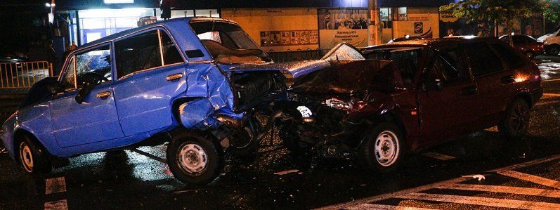 Крупное ДТП на Слобожанском: ВАЗ влетел в стоящие на светофоре машины