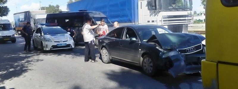 На Донецком шоссе Audi въехал в автобус: есть пострадавший