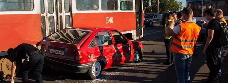 Электротранспорт атакует: на Старом мосту Opel "зажало" между трамваем и троллейбусом