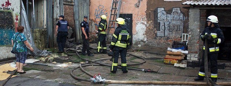Пожар возле Нового моста: горел склад макулатуры