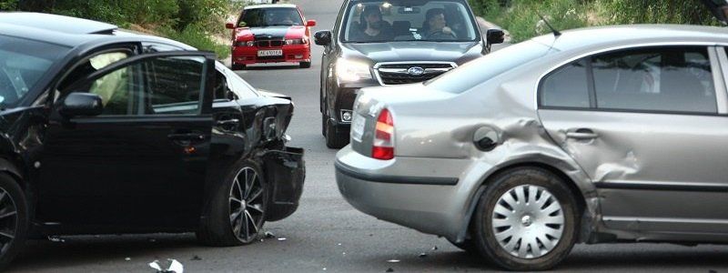 ДТП на Антоновича: дорогу не поделили Mitsubishi и Skoda