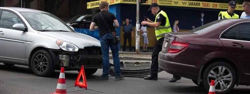 На Воскресенской Hyundai въехал в Mercedes: образовалась пробка
