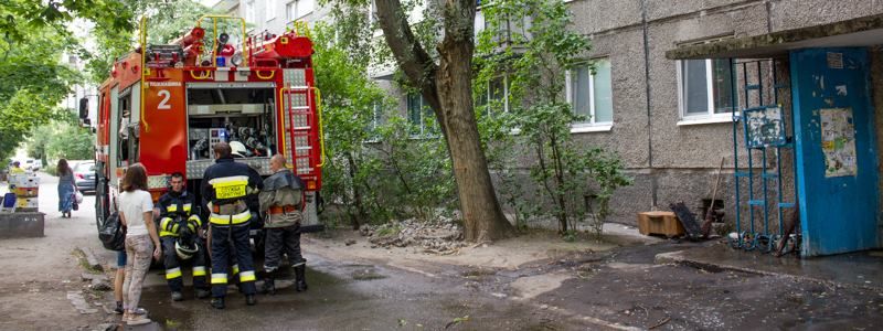 Черный дым столбом: в жилом доме на Набережной Победы загорелся мусоропровод