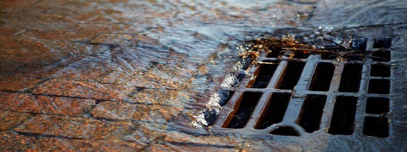 Мини-озеро: в Днепре на Левобережном три дня из-под земли течет вода
