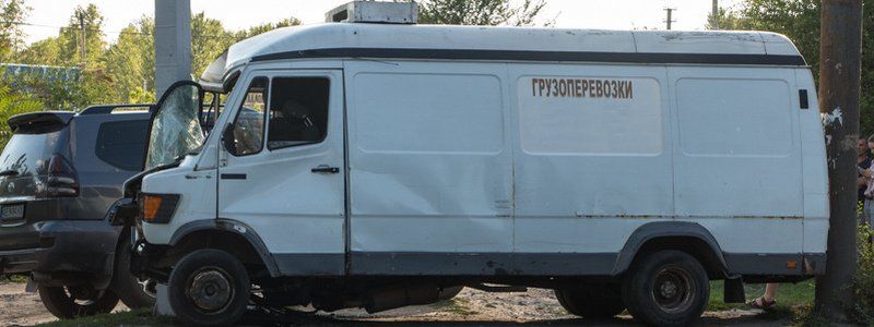 Точное попадание: на Мануйловском проспекте микроавтобус в результате ДТП застрял меж двух столбов