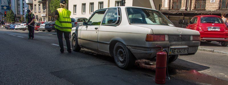 «Отлетел капот, оторвало колеса»: в Днепре люк стал причиной ДТП