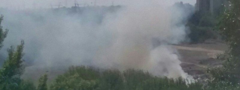 В Евпаторийской балке снова горит мусор